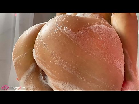 ❤️ Bruneta masturbuje kundu vibrátorem až k intenzivnímu orgasmu ve sprše ❤ Sex video u nás ❌️
