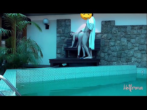 ❤️ Šéf pozve služebnou k bazénu, ale neodolala žhavému ❤ Sex video u nás ❌️