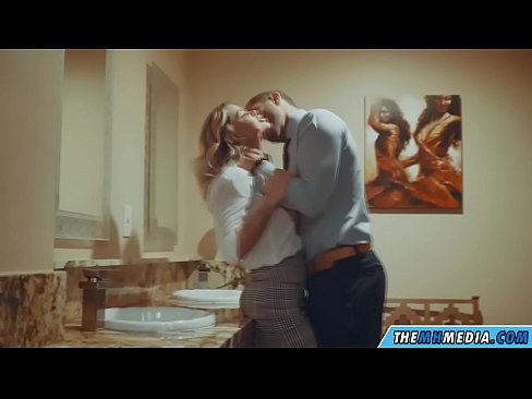 ❤️ Když vás na veřejných záchodcích svádí prsatá blondýna. ❤ Sex video u nás ❌️